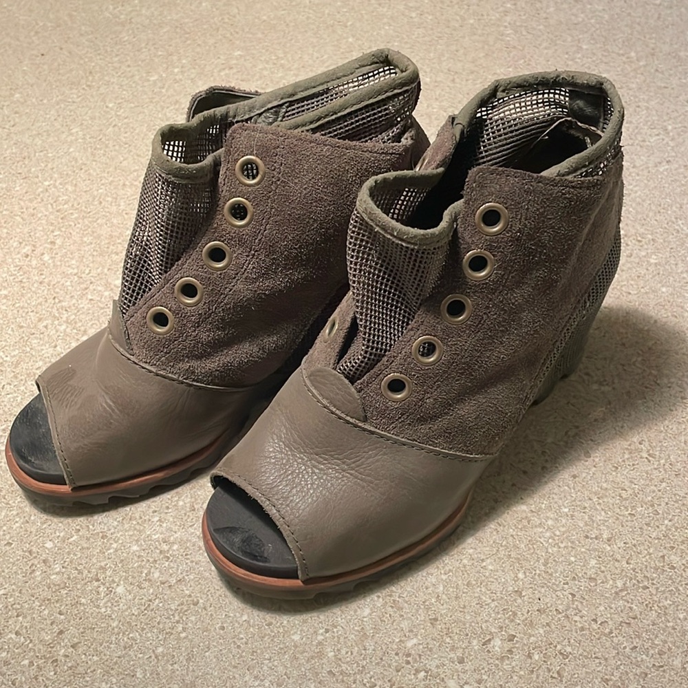 Sorel Joanie Boot Wedge Size 7 Suede and Micro Mesh Olive Green Peep toe
